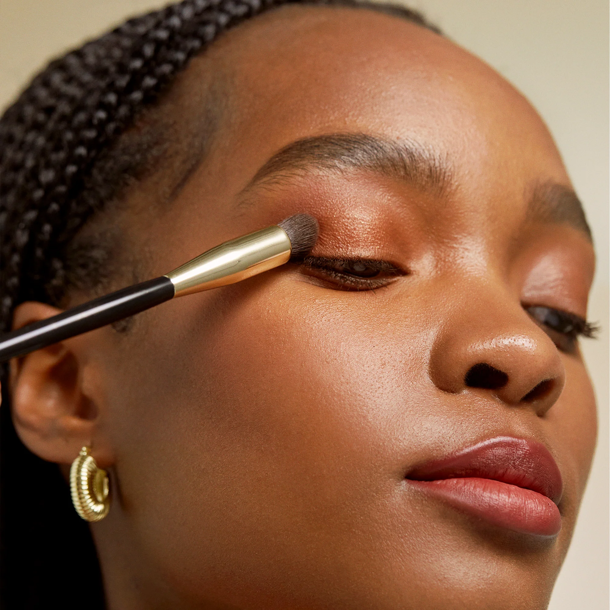Angled Buffing Eyeshadow Brush - Image 2
