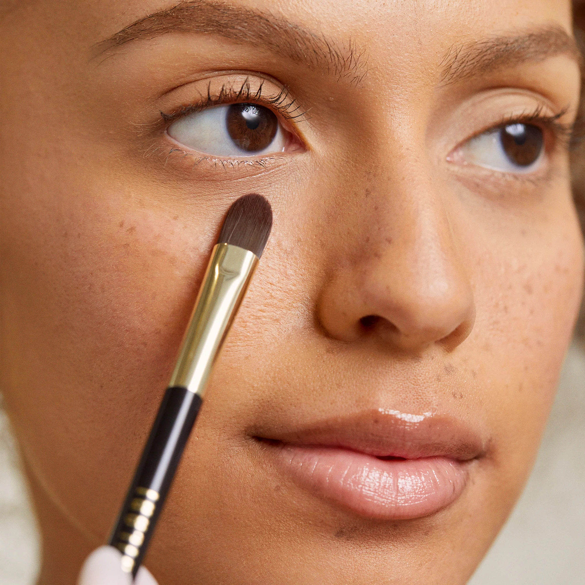 Dual-Ended Concealer Brush - Image 2
